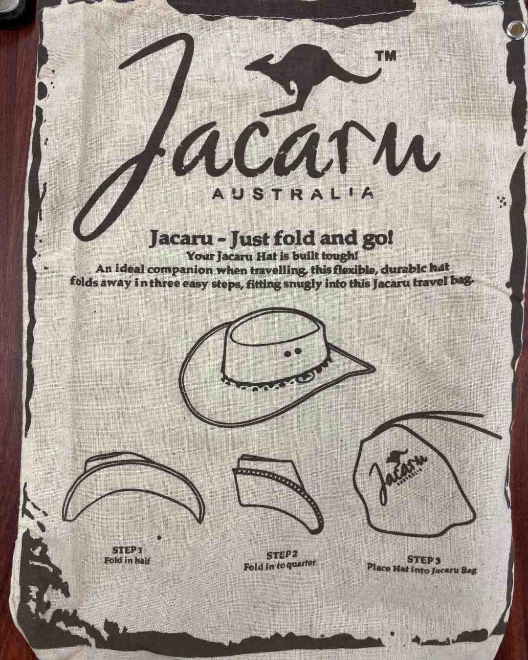 Jacaru canvas hat travel bag with folding instructions.
