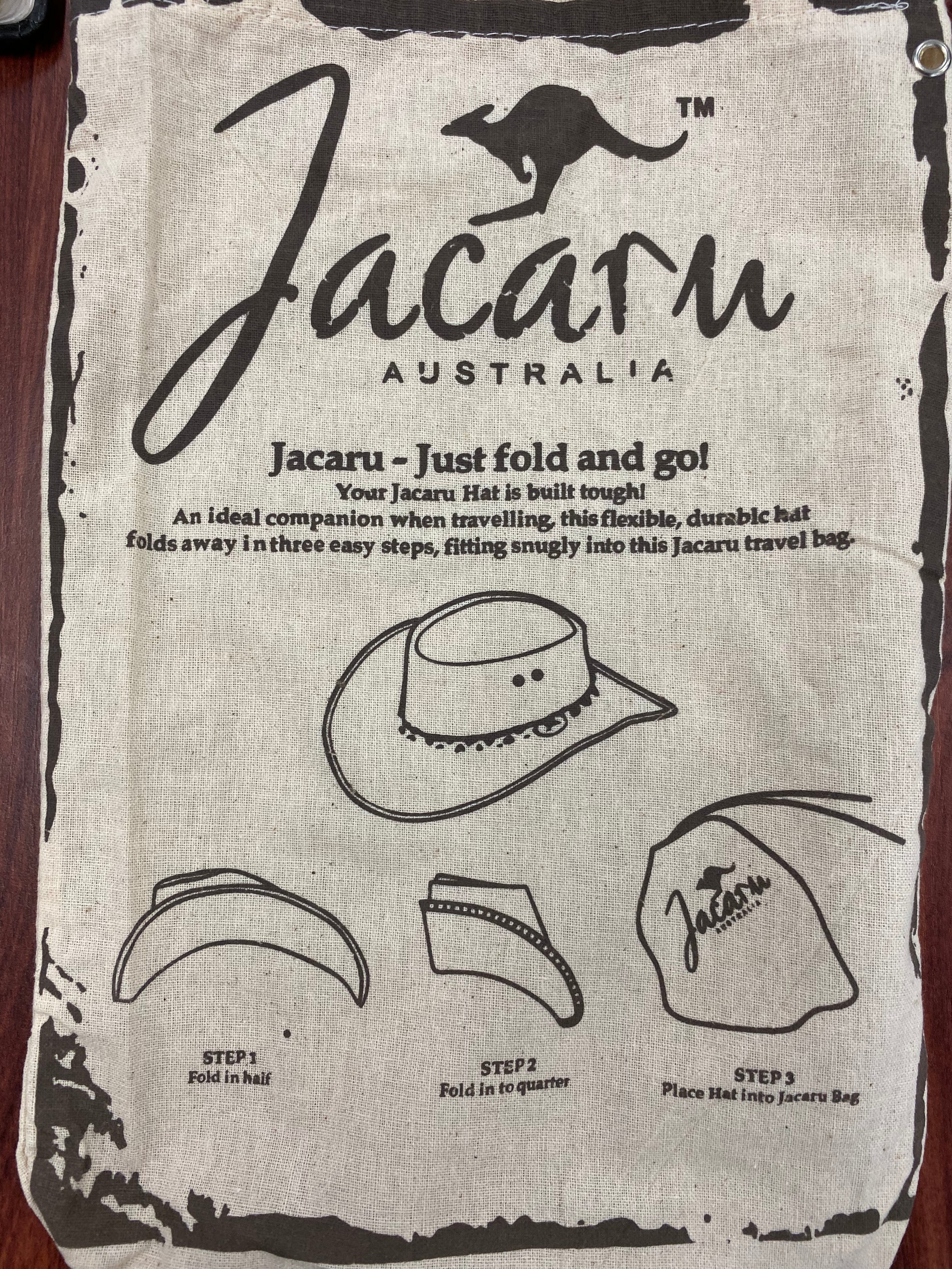 Jacaru canvas hat travel bag with folding instructions.